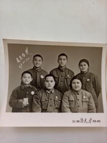 **照片 1969年  北京新大北  11*8.9cm   6人合影 离京纪念 戴毛主席像章 手拿红宝书