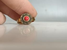 镶嵌红 松 石 戒 指