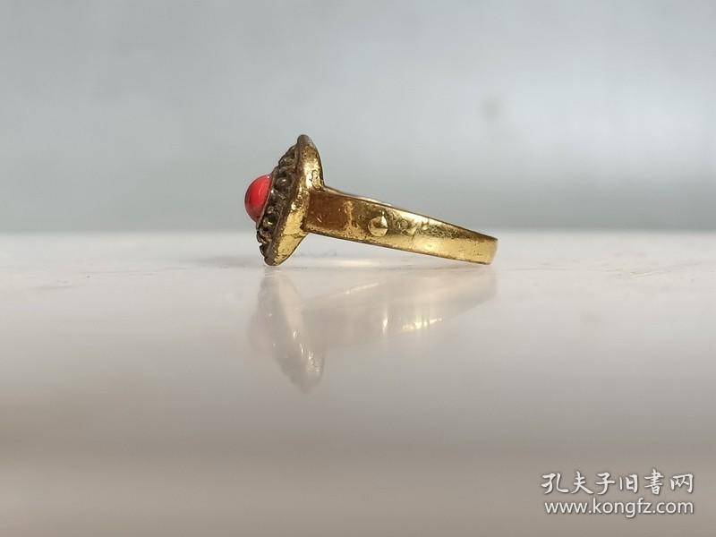 镶嵌红 松 石 戒 指