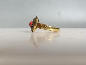 镶嵌红 松 石 戒 指