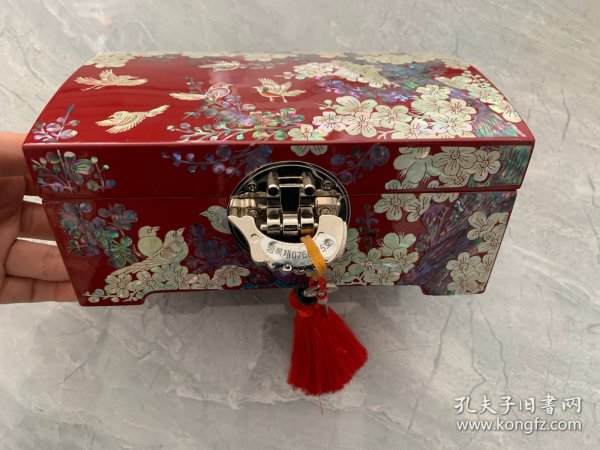 日本回流 中国出口 螺钿 漆器 首饰盒 结婚礼物 木质高档 耳饰品项链收纳盒 
国风 非遗 带锁珠宝盒 大漆工艺 实木材质