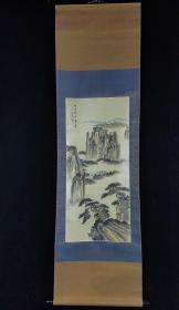 石舟绢本山水大立轴《山寺钟声荡白云》老红木轴头。著名书画家，中国书协会员西泠印社社员，浙江美协会员 郭子美 笔名：石舟。1923年8月出生于江苏兴化，1949年毕业于杭州国立艺术专科学校中国画系，师承潘天寿、黄宾虹、诸乐三。“既善于骨法用笔，又能以墨取韵”（潘天寿评语）。1949年定居绍兴，任首届绍兴市书法家协会主席。作品被政府或团体作为礼品馈赠国际友人而流传至30多个国家和地区。