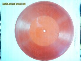 塑料薄膜唱片，直径25CM《立体声资料片《啤酒桶波尔卡》，A面；1.毁约，2.好极啦，曼波舞，3..啤酒桶波尔卡，4.西波涅，B面；1.单程车票，2.总有输了的人，3.爱情的波折，4，烘面包师傅》