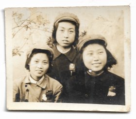 老照片 五十年代女兵女军人奖章军功章，1950年5月于四川南充