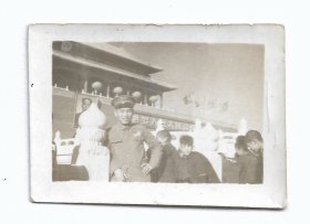 老照片 志愿军空军戴奖章在天安门，五十年代主席像，来自抗美援朝相册