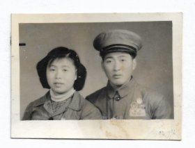 老照片 来自抗美援朝志愿军相册，志愿军夫妻，三个奖章军功章
