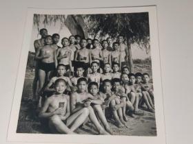 六七十年代照片，少年游泳队队员胸前手拿红宝书合影照片