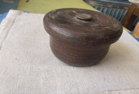 一个带木盖的老的木碗满是包浆