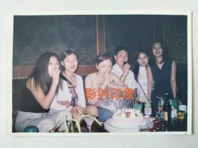 二000年在歌厅里的美女生日许愿合影照片(10)