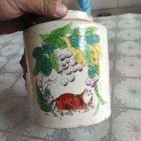 手绘老虎葡萄提梁壶如图