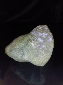 精品紫罗兰翡翠原石赌石，尺寸17/15/15，重8.92斤。