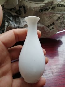 蛋壳瓷小瓶