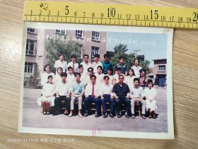 彩色照片辽宁省营口市城乡建设技术学校88届装饰3班全体合影。