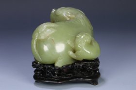 清代 和田黄玉子母瑞兽摆件，尺寸10.5*8.8*6厘米，重598克