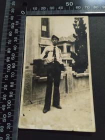约六十年代一位高个子青年在一奇特建筑前留影照片一张，头发部位不完整少见，Z202