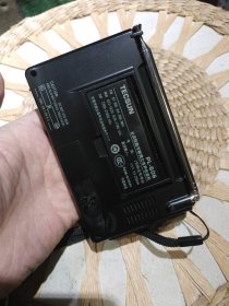 【便携式收音机】TECSUN PL606收音机 德生PL606高灵敏度收音机一台 德生通用电气制造有限公司【机器安装上电池按下POWER开关机可以正常收听广播，声音洪亮，按键灵敏，因为没有说明书，其他功能没有试机，仅试了收听广播功能】【外表正常使用轻微磨损划痕，图片为实拍，品相以图片为准】长度12.5cm宽度8cm厚度2.3cm机身编号39820170700245