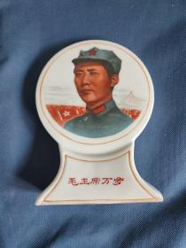 景德镇制毛主席万岁八角帽瓷摆件，背面北京天安门