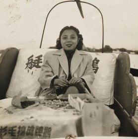 民国杭州风景老照片女子乘船游西湖（前面有鹅牌绒棉毛衫广告字样，较为少见，私人拍摄）
