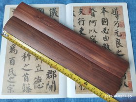 非洲花梨木超大号镇纸，超大镇尺，长宽厚尺寸38*5.5*3（厚度约3厘米），颜色漂亮，如图实拍，适合书法绘画更个性镇尺创作，一对重1114克，非偏远包邮！仅此一对，识者拍！