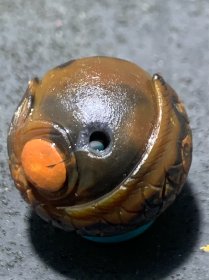 精美亚光高润度战国红玛瑙手工俏色巧雕鲤鱼戏珠，圆珠一个！