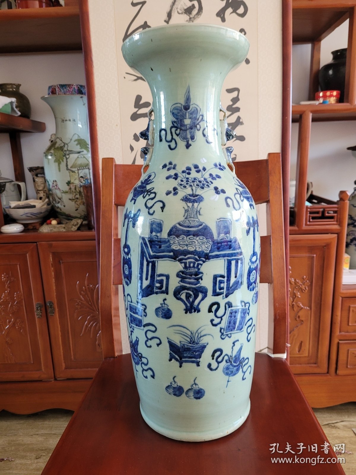 清中期：豆青釉青花加白平升三级300件大瓶。画工精美，青花发色靓丽。高59.7厘米，直径23厘米。口沿内釉表面有一个1厘米长，很浅的缩釉（出窑前形成的）。保真。顺丰包邮，保价。 清嘉道时期的300件青花加白大瓶，保留到今天，如此品相，非常难得。