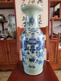 清中期：豆青釉青花加白平升三级300件大瓶。画工精美，青花发色靓丽。高59.7厘米，直径23厘米。口沿内釉表面有一个1厘米长，很浅的缩釉（出窑前形成的）。保真。顺丰包邮，保价。 清嘉道时期的300件青花加白大瓶，保留到今天，如此品相，非常难得。