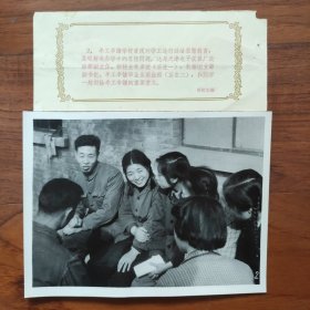 1964年，天津电子仪器厂半工半读学校，副校长秦彦波、团支部副书记蔡生茹和学生谈话