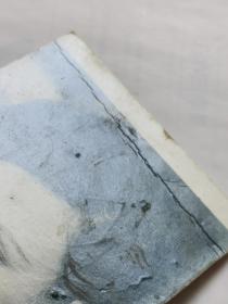 何莉莉，黑白照片一张。。邵氏“新十二金钗”之一，1946年出生于江苏南京，祖籍安徽庐江，幼年移居台湾。1965年被导演袁秋枫发掘，参与电影《兰屿之歌》，正式投身娱乐圈。同年加入邵氏电影公司。曾出演电影《文素臣》《十四女英豪》《爱奴》，引起国际影坛注目。正当何莉莉事业如日方中之际，她却选择退出影圈下嫁船运业巨子赵世光，从此息影。。