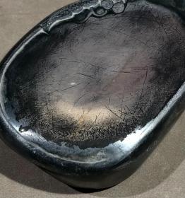 端砚，砚雕葡萄寓意子孙满堂，一本万利。砚堂火捺，玫瑰籽，蕉叶白。砚背落款：潘亦隽。砚形小巧精致，包浆厚重，质地细腻。砚长12.3厘米，宽7厘米，厚3厘米。