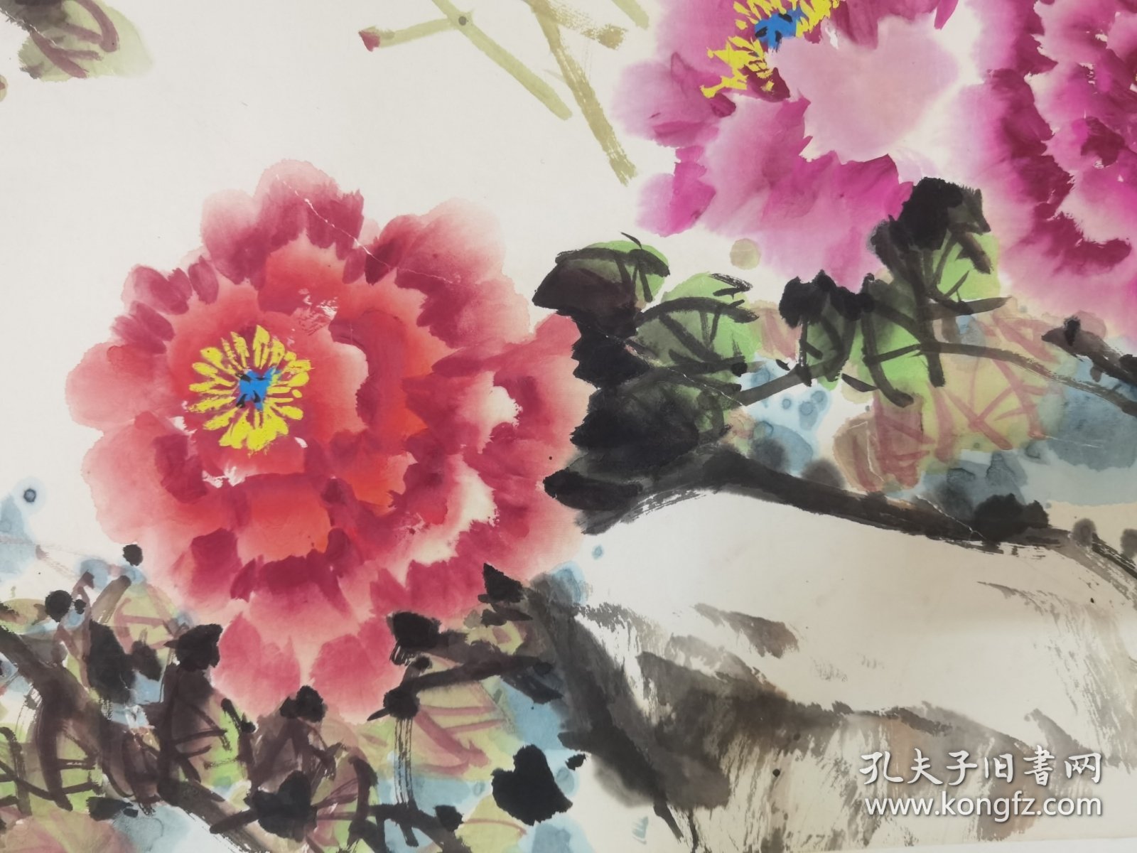 牡丹花《大富贵》，“花中之王”，它象征着典雅高贵和富贵吉祥。牡丹花的寓意包括国色天香、不畏强权、雍容华贵、繁荣昌盛等。 ——作者简介：吴瑞发 (1942-2009) ，福建惠安人。福建省美术家协会会员、福建惠安市美术家协会名誉主席、工艺美术师。 作品尺寸：四尺，136*68厘米，已托裱