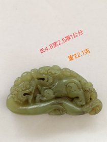 和田青玉玉佩一枚，保存完好品相如图。