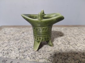 #24112811，几十年的三足绿釉爵杯，品如图。