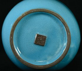 五代柴窑显德元年款刻字描金三色花浇，高37×14.5厘米