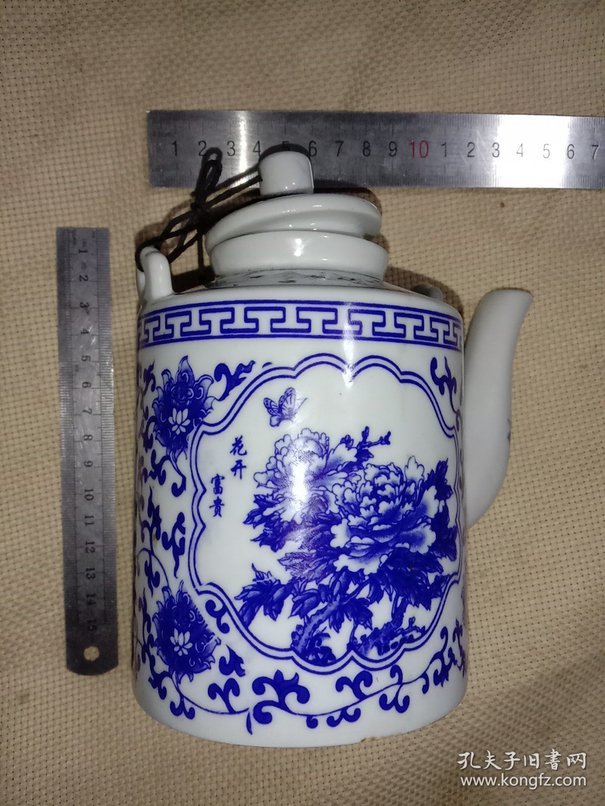 景德镇制:陶瓷青花开光 …花开富贵茶壶(壶底面印有景德镇制印章，详看如图 下单慎重介意勿拍)具有 收藏实用价值。