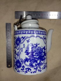 景德镇制:陶瓷青花开光 …花开富贵茶壶(壶底面印有景德镇制印章，详看如图 下单慎重介意勿拍)具有 收藏实用价值。
