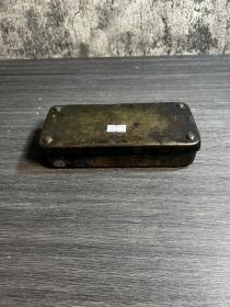 老金属铁皮消毒盒一只，缺卡扣