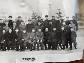 1984年庆祝大同发电总厂二电厂二号机组投产发电合影留念（长73.5厘米，宽20厘米）