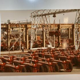《中国摄影》旧藏80年代影像——《拖拉机出厂》，23*18公分H1031