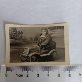 建国初期开玩具小汽车的幼儿老照片