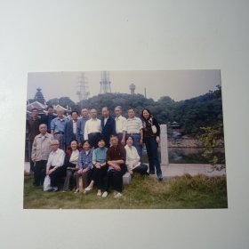 老照片-早年十七人在湖南烈士公园跃进湖边留影（2003年）