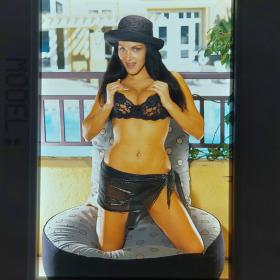 《比基尼美女模特X04578》彩色反转片幻灯片底片1张，保存极好，色彩艳丽，模特为:Ria Armas  ，塑料边框带喷码，尺寸5×5厘米。