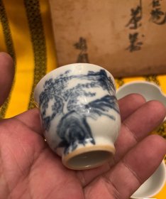 清·九谷青花山水宝瓶套茶具套原盒 画工精湛 锈斑发色 器形优美 瓷质莹润 画工发色都非常好,自己比较喜欢的一套茶具。全品未使用过,原盒都在。