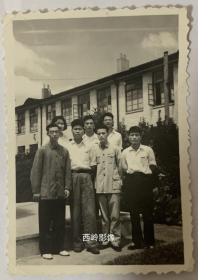【老照片】约1950年代年轻大学生小型合影 — 旧照系同济大学校友胡柏青旧藏，拍摄地点应该是在同济校园。