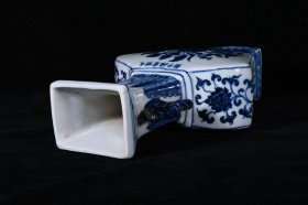大明宣德青花一束莲纹双耳扁瓶,高27×17厘米