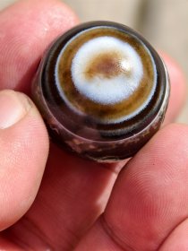 老玛瑙圆珠带羊眼，黑白条纹清晰，皮壳包浆自然，带沁纹路漂亮。