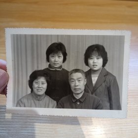 老照片-八十年代一家四口合影
