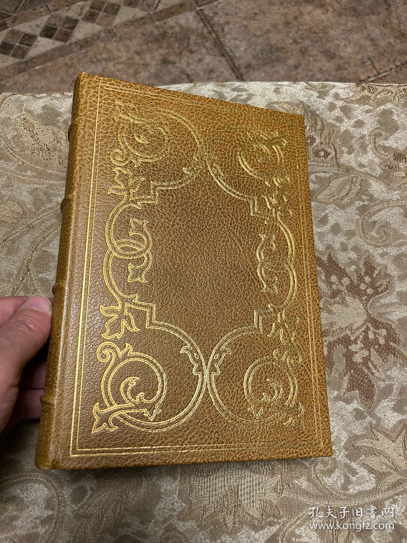 《鲁滨逊漂流记》Robinson Crusoe是英国作家丹尼尔·笛福Defoe的代表作，讲述了一位名叫鲁滨逊的青年，在一次航海中遭遇风暴，面对绝境，鲁滨逊凭借顽强的意志和不懈的努力，建造住所，种植粮食，驯养动物，制作工具，甚至救下并教化了一个土著人“星期五”，两人成为了忠实的朋友… 富兰克林Franklin出版社复刻1719年首版，真皮装帧，百部伟大作品系列，早期厚实无酸纸精品，崭新紧致。