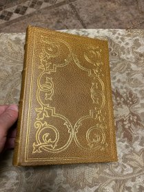 《鲁滨逊漂流记》Robinson Crusoe是英国作家丹尼尔·笛福Defoe的代表作，讲述了一位名叫鲁滨逊的青年，在一次航海中遭遇风暴，面对绝境，鲁滨逊凭借顽强的意志和不懈的努力，建造住所，种植粮食，驯养动物，制作工具，甚至救下并教化了一个土著人“星期五”，两人成为了忠实的朋友… 富兰克林Franklin出版社复刻1719年首版，真皮装帧，百部伟大作品系列，早期厚实无酸纸精品，崭新紧致。