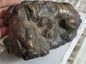 老石头雕刻双狮子摆件一个，年代长久，难得少见，品相如图