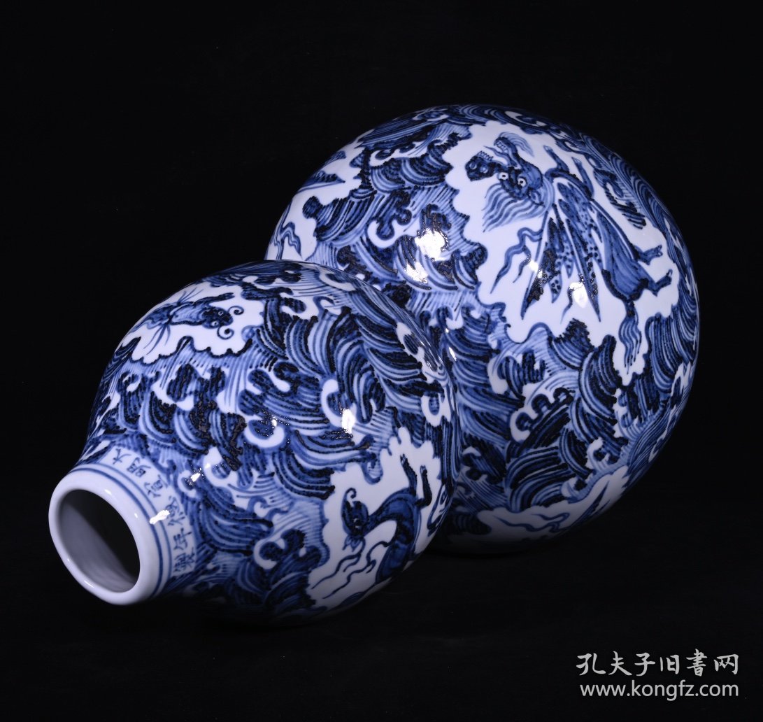 大明宣德年制青花海水纹葫芦瓶，高46×28厘米